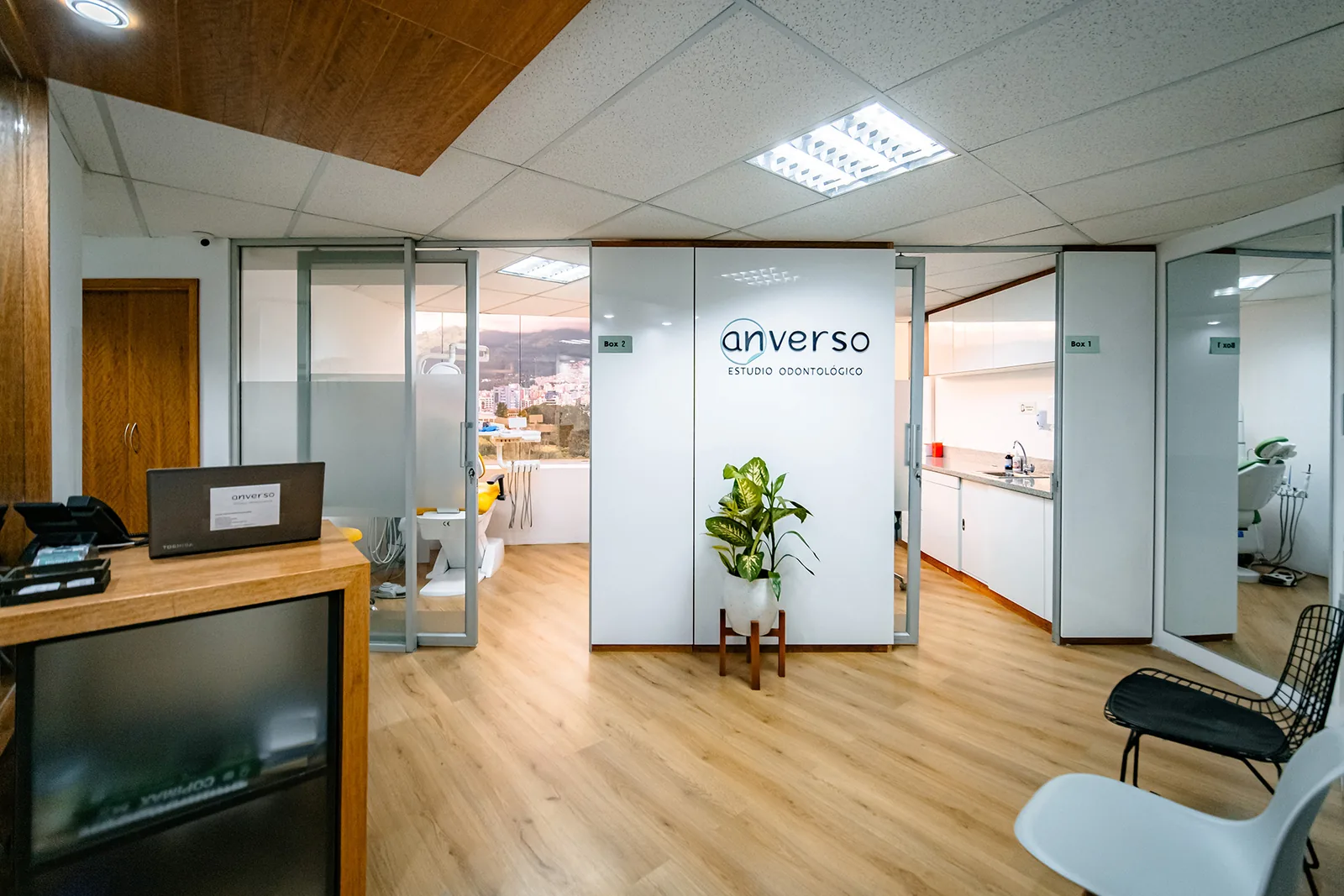 Interior del estudio Anverso, Quito